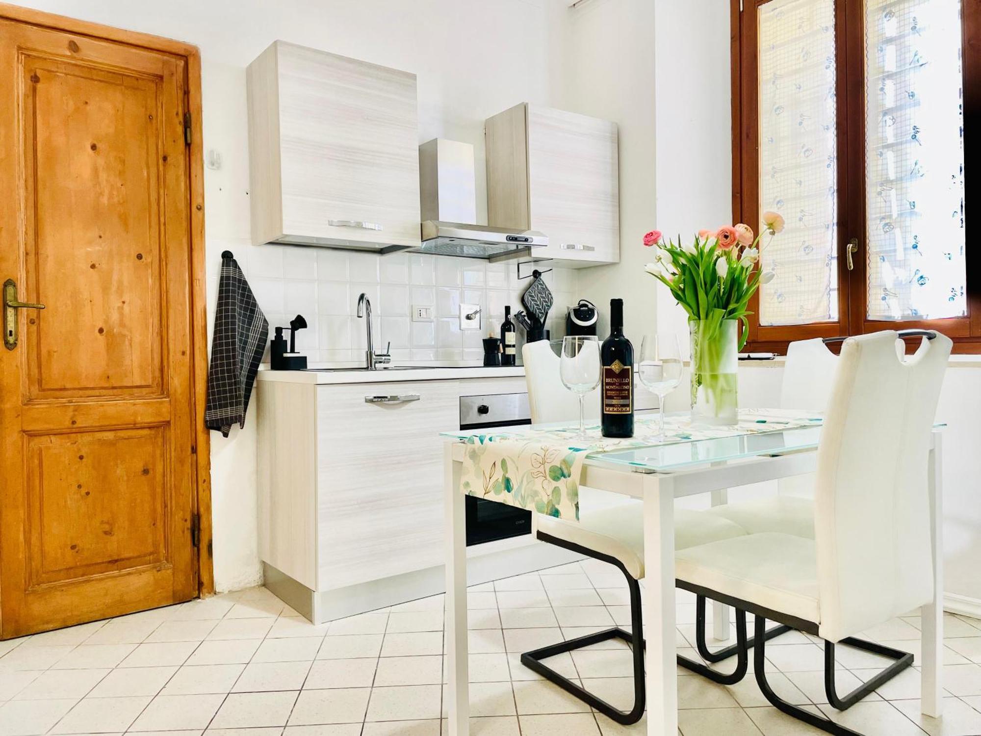 Tiny 8 Apartment *